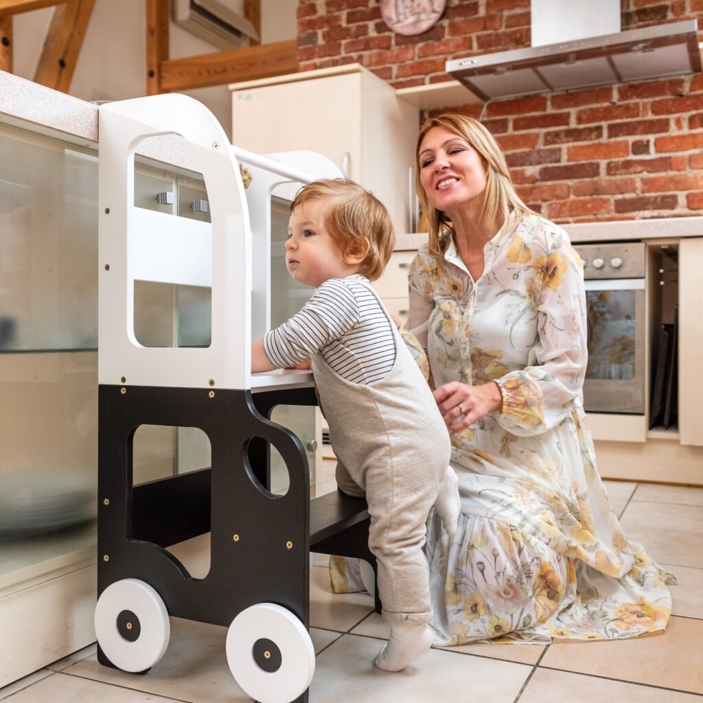 Køkkentrappe / montessori-læringstårn: bord, stol og trappe i ét til barn, hvid og sort
